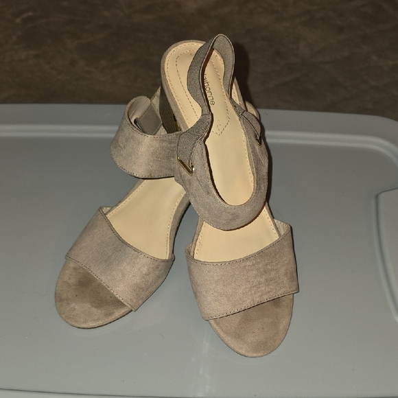 Liz Claiborne Shoes - (J4) Liz Caliborne Womans Elegant Beige Women's Sandals